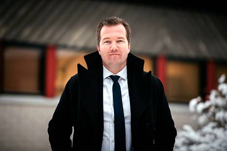 Akaan kaupunginjohtaja Antti Peltola kuvattiin Viialan terveysaseman luona tammi­kuussa 2021.