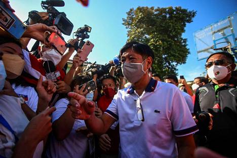 Ferdinand Marcos Jr. näytti maanantai-illan ääntenlaskussa selkeältä voittajalta. Kuvassa hän käveli äänestämään paikalliselle äänestyspaikalle.