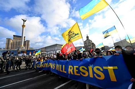 Ukrainan Kiovassa marssittiin maan yhtenäisyyden puolesta lauantaina 12. helmikuuta. Banderollit julistivat, että ukrainalaiset nousevat vastarintaan, jos Venäjä maahan hyökkää.