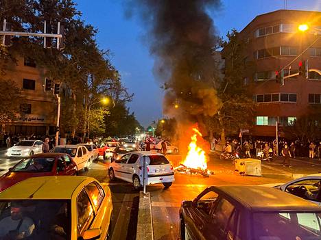 Moottoripyörä paloi mielenosoituksessa Teheranissa 11. marraskuuta. 