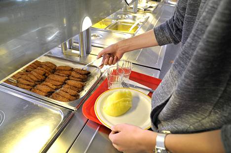 Karin kampuksen keittiössä tullaan valmistamaan jatkossa ruuat Hj. Nortamon ja Raumanmeren peruskouluihin sekä lukioon. Valmistavasta tahosta oli valtuustossa kiistaa. 