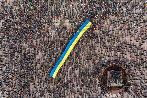 Vapaa Ukraina , Vapaa maailma -mielenosoitustilaisuuteen osallistuneet ihmiset kannattelivat Ukrainan lippua.