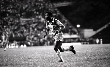 Pelé pelasi Copa Pelé -turnauksessa Italiaa vastaan São Paulossa 4. tammikuuta 1987. Turnausta kutsuttiin epäviralliseksi veteraanipelaajien MM-turnaukseksi. 