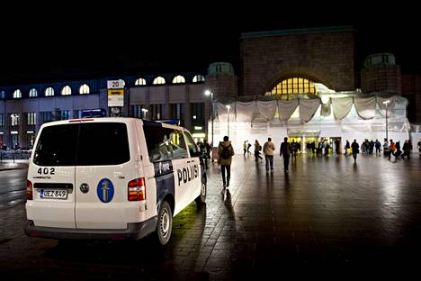 Poliisiauto partio Helsingin rautatieasemalla myöhään perjantaina illalla 10. lokakuuta 2014