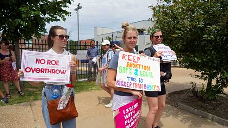 Mielenosoittajat osoittivat mieltään korkeimman oikeuden päätöstä vastaan ja turvallisten aborttien puolesta Planned Parenthood -järjestön aborttiklinikan ulkopuolella St. Louisissa, Missourissa 24. kesäkuuta.