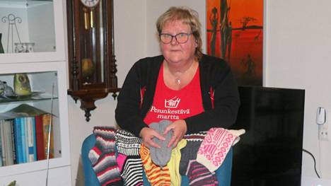 Helena Tähkäsen ideoimat talkoot tuottivat 62 sukkaparia vietäväksi Kiilarinteeln ja kotipalvelun hoitajille.