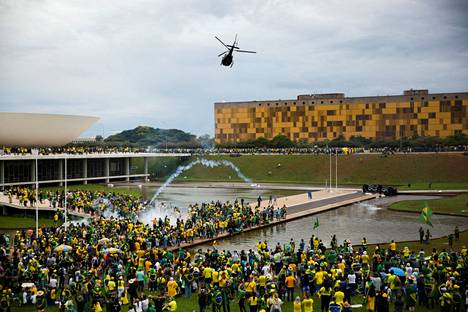Jair Bolsonaron kannattajat osoittivat mieltään presidentti Lulaa vastaan Brasíliassa sunnuntaina.