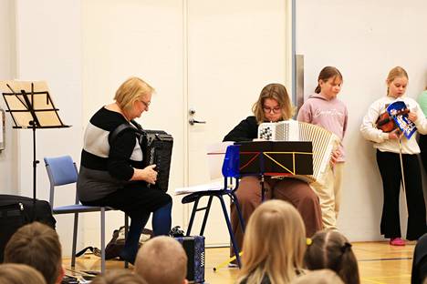 Musiikkiopiston harmonikansoitonopettaja Riikka Turkki ja Jämsän Junioriharmonikoissa soittava Ilona Lahtinen esiintyivät myös konsertissa. 