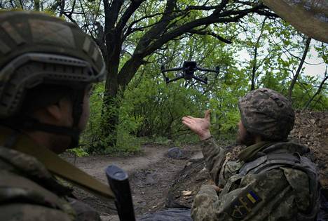 Ukrainalaiset sotilaat lennättävät droonia Donetskin alueella Ukrainassa.