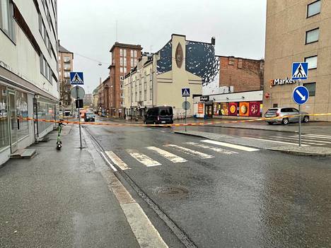 Satakunnankatu katkaistiin liikenteeltä putkivuodon vuoksi Tuomiokirkonkadun ja Aleksanterinkadun välistä.