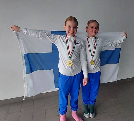 Nella Laanniemi (vas.) ja Ellen Tallgren ovat vahvoja ja notkeita urheilijoita, joille harjoittelu maistuu. Heidät kuvattiin sunnuntaina Italiassa tuoreina maailmanmestareina.