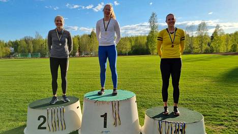 Naisten pituuskilpailun kolme parasta: vasemmalla Sini Sanaslahti, keskellä Gia Reinholm ja oikealla Anne-Mari Lehtiö