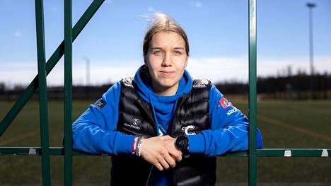 Julia Saarisen, 19, uran päätavoite on päästä Ruotsin liigaan pelaamaan ja voittaa maailmanmestaruus naisten maajoukkueen kanssa.