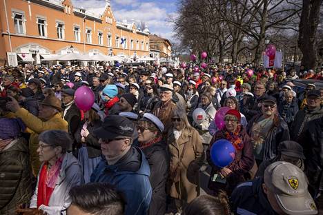 Ihmisiä kuuntelemassa pääministerin, SDP:n puheenjohtajan Sanna Marinin (ei kuvassa) vappupuhetta SDP:n ja vasemmistoliiton yhteisessä vapputapahtumassa Turun Vähätorilla vappupäivänä.