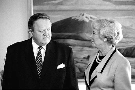 Yliön kirjoittajalla oli mahdollisuus vierailla Islannin silloisen presidentin Vigdis Finnbogadottirin virka-asunnolla 1980-luvulla. Arkistokuvassa Finnbogadottir poseeraa presidentti Martti Ahtisaaren vierellä vuonna 1995.