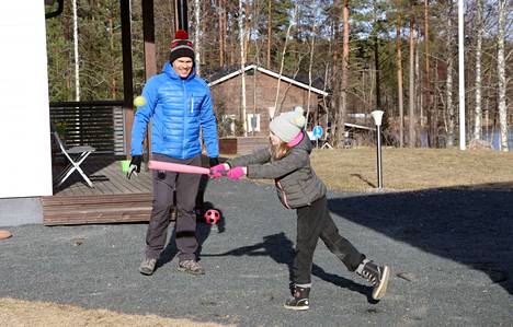 Mökki ja metsä kutsuvat kaupunkilaisia koronaa karkuun – kesämökit ovat  täyttyneet Kihniön Nerkoonjärvellä varoituksista huolimatta - Hyvä elämä -  Aamulehti