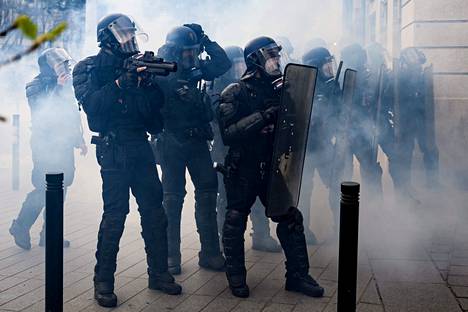 Nantesissa Länsi-Ranskassa poliisi käytti mielenosoittajia vastaan kumiluoteja lauantaina.