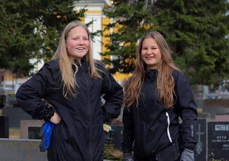 Ylöjärveltä kotoisin olevat Ursula Liehu ja Aino Havia ovat hyviä ystäviä. He puhdistavat hautakiviä ympäri Etelä-Suomen.