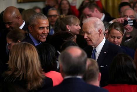 Yhdysvaltain entinen presidentti Barack Obama (vas) ja nykyinen presidentti Joe Biden Valkoisessa talossa huhtikuussa.