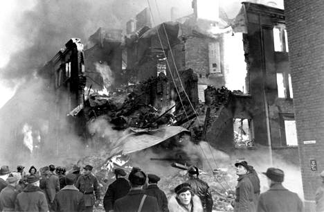 Talvisodan tuhoisin pommitus koettiin Tampereella 2. maaliskuuta 1940. Yli sata konetta pommitti kaupunkia kolmen tunnin ajan. Tulipaloja oli ympäri kaupunkia. Aleksanterinkatu 35:ssä ollut talo tuhoutui täysin. Bertel Strömmer sattui kameroineen paikalle juuri, kun talon ulkoseinä romahti.