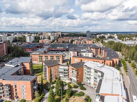Yhä useamman kerrostalon parvekkeella Tampereella voi tulevaisuudessa hurista ilmalämpöpumpun ulkoyksikkö. Kuvassa Hervantaa elokuussa 2021.