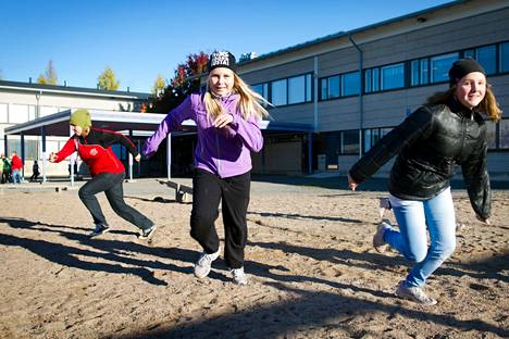 Kirjoittaja toivoo, että koulukeskustelu Ulvilassa suunnataan paikkakunnan suuriin kouluihin. Vuonna 2013 otetussa arkistokuvassa kirmaavat Miia Haavisto, Sara-Maria Jylhänkoski ja Viivi-Stiina Virtanen.