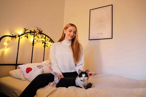 Anastasia Lausi, 19, asuu Nokian Kauppakadulla. Poikaystävän ollessa armeijassa pieni Lucifer-kissa asuu Lausin kanssa. Seinälle on jo päässyt Nokia-aiheinen taulu.