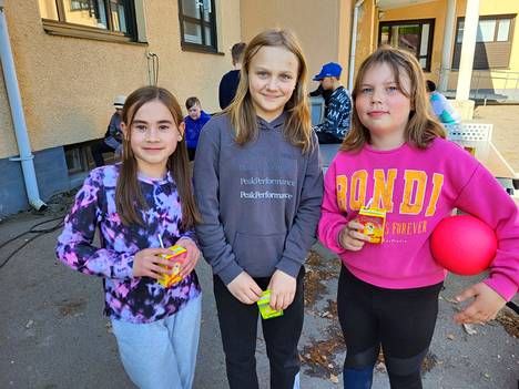 Lila Ahlstedt, Annika Nieminen ja Aino Hytönen haluaisivat harrastaa uintia. Tytöt ovat Vilppulankosken koulun oppilaita.