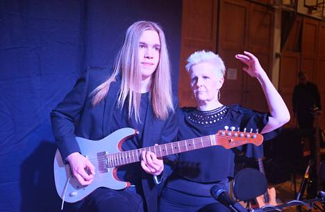 Eetu Väinämö ja Tuija Peltokoski toteuttivat konsertin rockimpaa puolta.