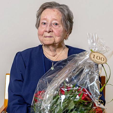 Vilppulalainen Hilkka Neulaniemi täytti 3. toukokuuta täydet 100 vuotta. Hän juhli merkkipäiväänsä yhdessä sukulaisten kanssa.