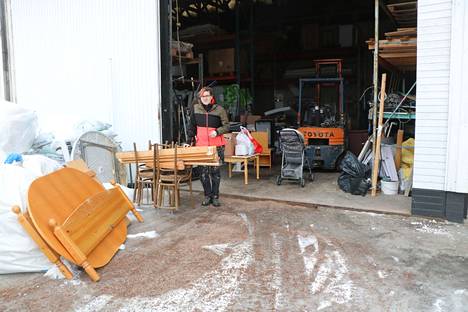Karvialaiset ovat lahjoittaneet runsaasti huonekaluja, keittiövälineitä ja lastentarvikkeita, jotka Aili Raud toimittaa ukrainalaisten tulokkaiden asuntoihin.