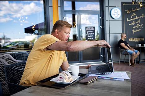 Ylöjärveläinen seura- ja yhdistysaktiivi Janne Toivonen teki maanantaina illalla töitä Pirkkalan Partolassa sijaitsevassa kahvilassa sillä aikaa, kun hänen poikansa Severi Toivonen osallistui jalkapalloharjoituksiin Pirkkahallilla. 