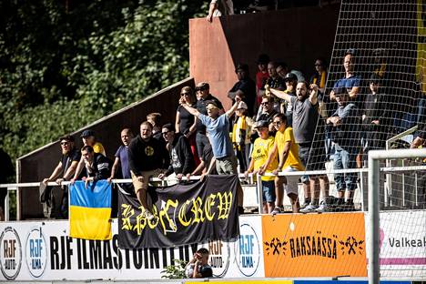 Myös Kuopiosta oli saapunut paikalle runsas fanijoukko.