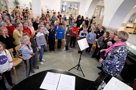 Vuonna 2018 Cygnaeuksen musiikkiluokat harjoittelivat Tonttu matkalaukussa -joulukonserttia varten opettajien Elina Kalli-Koitilan ja Taru Saarikosken johdolla. Tänä vuonna konsertista esitetään toiveuusinta tämän hetken musiikkiluokkalaisten voimin.