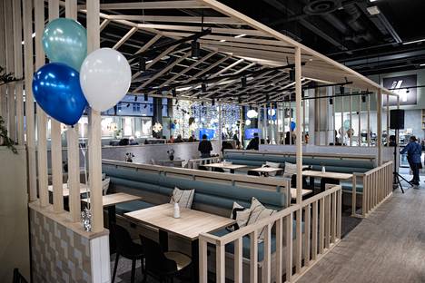 Sokoksen neloskerroksen uudessa kahvila-ravintolassa on reilut 250 asiakaspaikkaa.