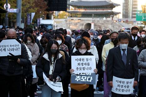 Ihmiset muistivat hiljaisella hetkellä Halloween-tapahtuman tungoksessa kuolleita ihmisiä 5. marraskuuta. Muistotilaisuus järjestetään lauantaina Etelä-Korean pääkaupungissa Soulissa.