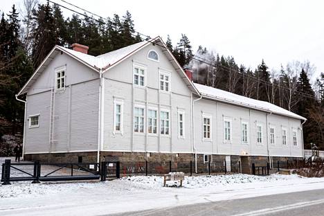 Rauhalan koulu kuvattiin 3. joulukuuta 2021. Syksyllä 2020 sen säilyttämistä puolustettiin Sääksmäellä aktiivisesti. Koulu sisältyykin samana syksynä hyväksyttyyn kouluverkkoon mutta hallinnollisesti yhdistettynä Tarttilan kouluun.
