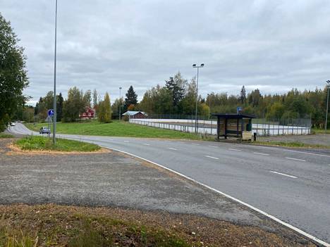 Maisema Uotsolantien varrella muuttuu ensi kesänä, kun kaukalon paikalle rakennetaan väistötilat Mouhijärven yhteiskoulun rakentamisen ajaksi.