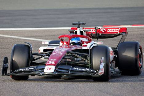 Bottas Alfa Romeon ratissa Bahrainin testeissä.