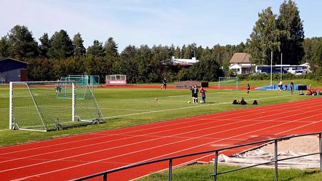 ”Kyllä siellä nyt pelaamaan pystyy, mutta karussa kunnossa on”, sanoo joukkueurheiluseura Koiton puheenjohtaja Pasi Rajala Noormarkun urheilukentän nurmesta.
