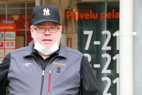 Ville Kestilä kuvailee Tervakosken asiakaskuntaa harvinaislaatuiseksi. ”Täällä ollaan oman kaupan puolella, eikä herkästi lähdetä ostoksille automarketteihin.”