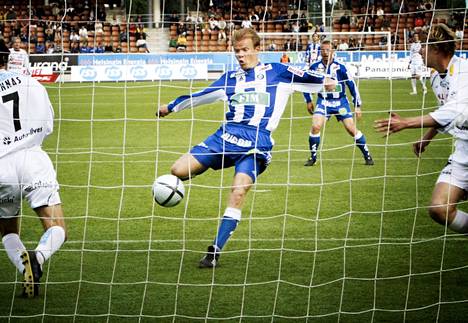 Aarno Turpeinen laukomassa maalia Veikkausliigassa vuonna 2004.