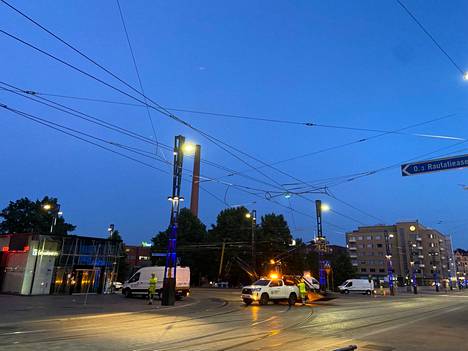 Tampereen ratikan ajolankoja korjattiin Hatanpään valtatien ja Hämeenkadun risteyksessä keskiviikon ja torstain välisenä yönä.