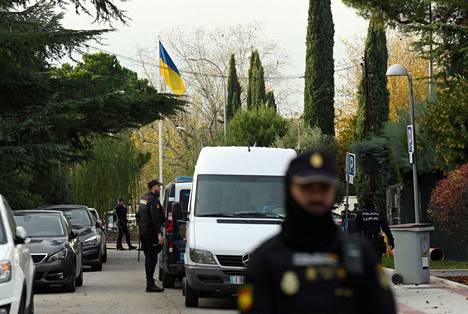 Poliisit vartioivat Ukrainan Espanjan-lähetystöä pommin räjähtämisen jälkeen.