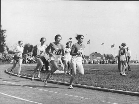Kuva Suomi-Ruotsi yleisurheilumaaottelusta vuonna 1959 Göteborgista. Joukkoa vetää Saara Vilén, takanaan Eila Mikola, Ruotsin Gunnel Sjödin ja Irene Jacobson.