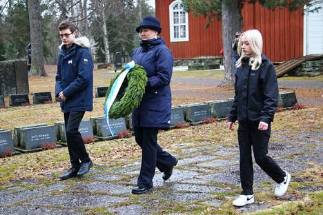Keuruun sankarihaudoilla seppeleen laskivat jopoluokkalaiset Topi Ahonen ja Siina Huisman sekä Keuruun kaupunginhallituksen 1. varapuheenjohtaja Emilia Koikkalainen.