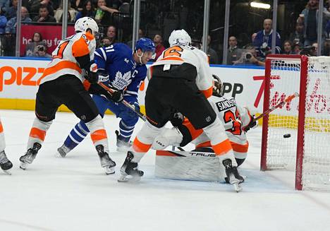 Toronto Maple Leafsin kapteeni John Tavares iski uransa yhdennentoista hattutempun ottelussa Philadelphia Flyersia vastaan 2. marraskuuta. Tässä Tavares ujutti kiekon maaliin ottelun kolmannessa erässä. 