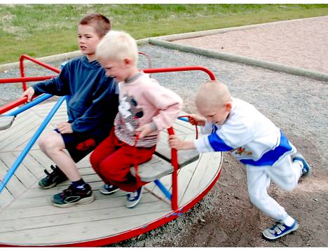 Esimerkiksi mukilat voisivat olla hyvää, ennaltaehkäisevää lastensuojelutyötä, mutta ne on Porissa lopetettu, kirjoittaja suree. Vuonna 2003 Leppäkorven leikkikentän mukilassa otetussa kuvassa Niilo Lehtonen, Jani Nisonen ja Jari Nisonen leikkivät karusellissa.