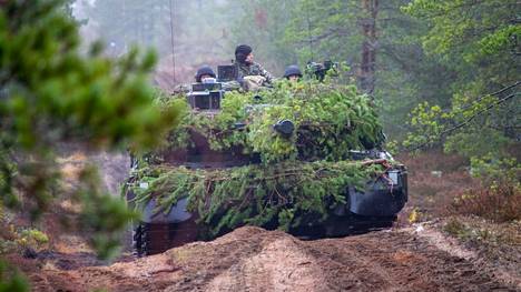 Leopard 2 A 6 asemissa valmiina hyökkäykseen. 