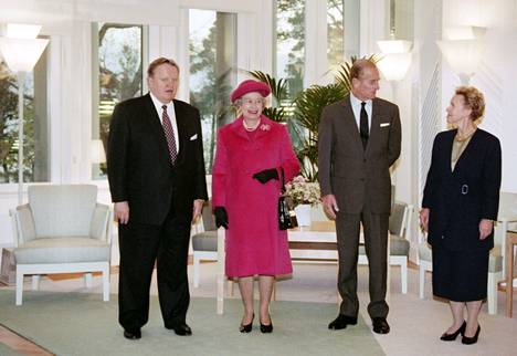 Kuningatar Elisabet II ja Edinburghin herttua prinssi Philip tapaavat tasavallan presidentti Martti Ahtisaaren ja rouva Eeva Ahtisaaren Mäntyniemessä pikavierailulla Suomessa paluumatkallaan Venäjältä 21. lokakuuta 1994.